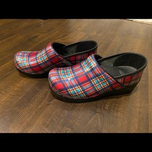 Dansko plaid clogs, EU 38